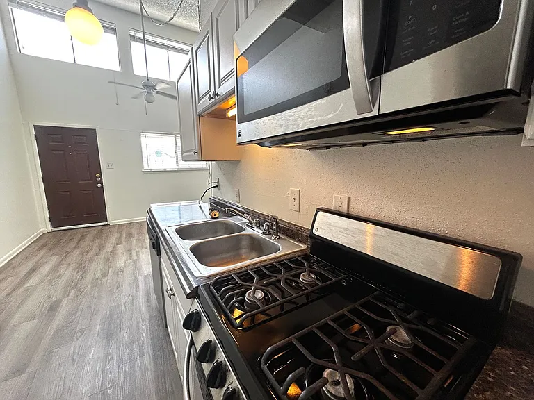 1010 W 23rd St #13 — Photo 11