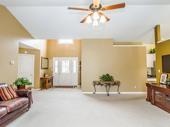 5th image of 304 Driftwood Dr