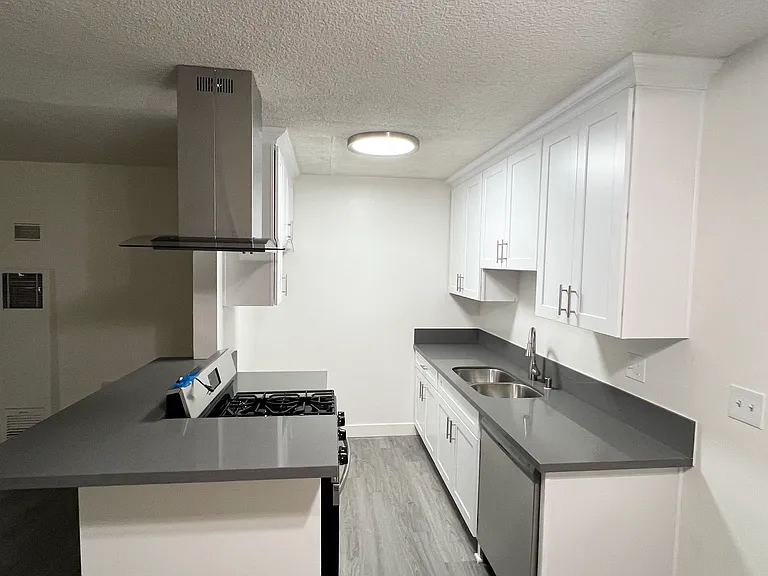 1031 Elm Ave #1 — Photo 1
