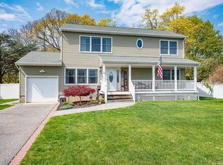 57 Danbury St, Bay Shore, NY 11706
