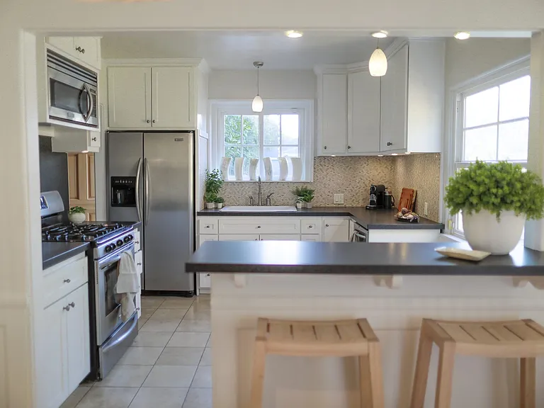 Breakfast Bar & Kitchen