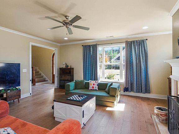 5th image of 1056 Evan Cir