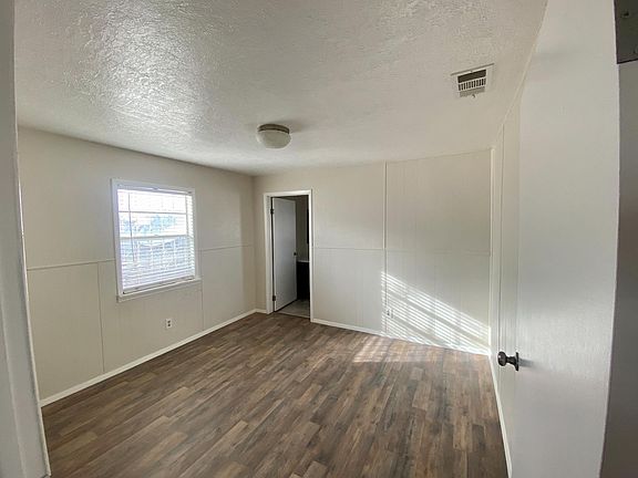 Master Bedroom w/ bathroom