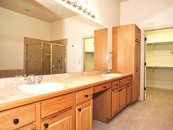 5 Pc Master Bath with Generous Vanity Space & Walk-In Closet