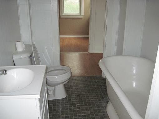 4th image of 401 Saline St