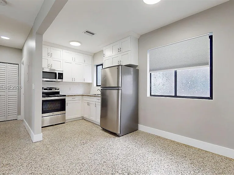 101 W 11th St #1 — Photo 14