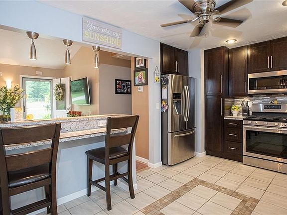 3rd image of 4047 Oxford Dr