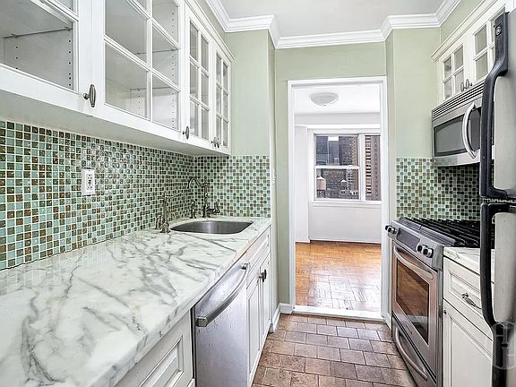5th image of 155 E 34th St APT 17R
