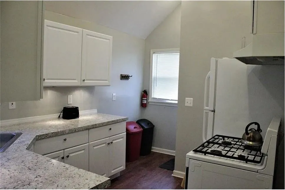Building Photo - 60 Conklin Ave #2