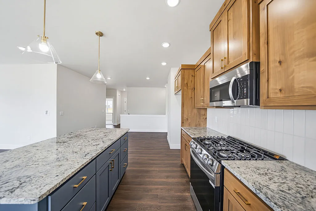 6 bed, 2810 sqft, $2,950 — Photo 2