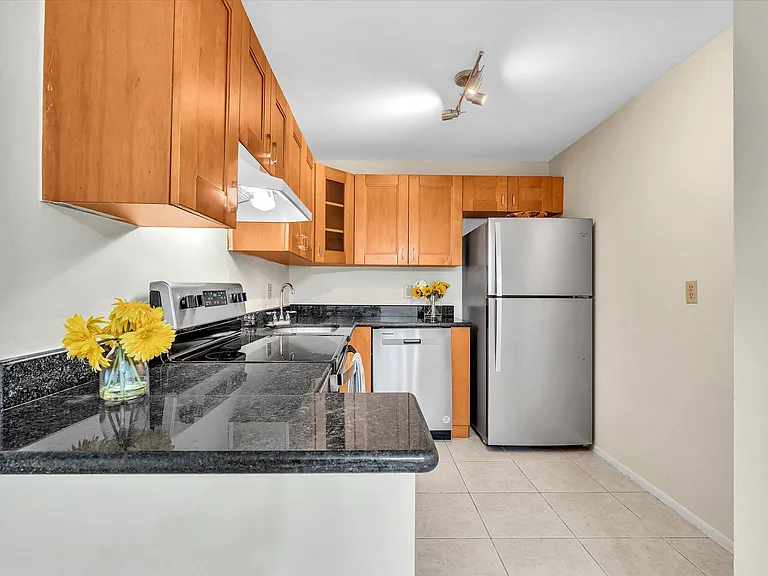 470 NW 20th St — Photo 5