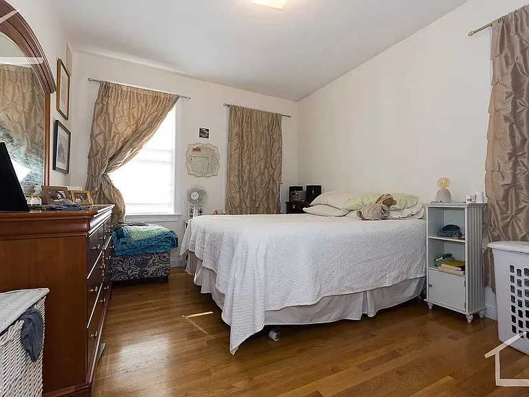 21 Euston St #3 — Photo 6