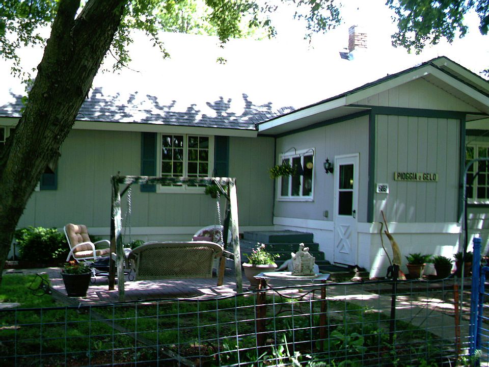 Lovely cape with shady patio