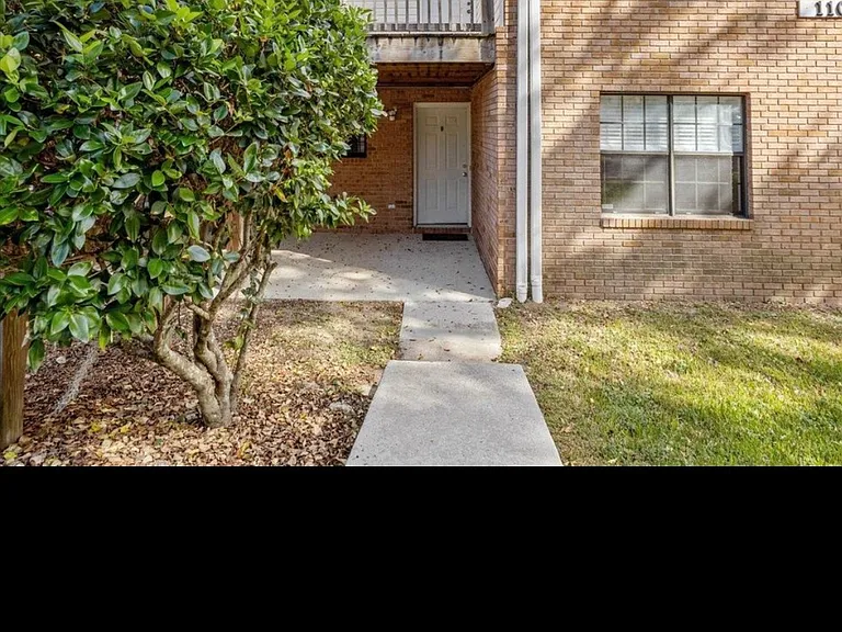 1101 Green Tree Ct #B — Photo 2