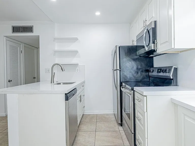 1505 NE 5th Ct #3 — Photo 5