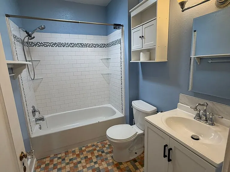 520 Jefferson St — Photo 8