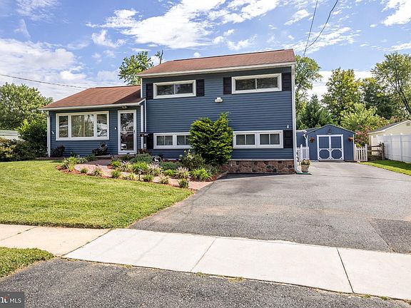 3rd image of 427 Roberts Way