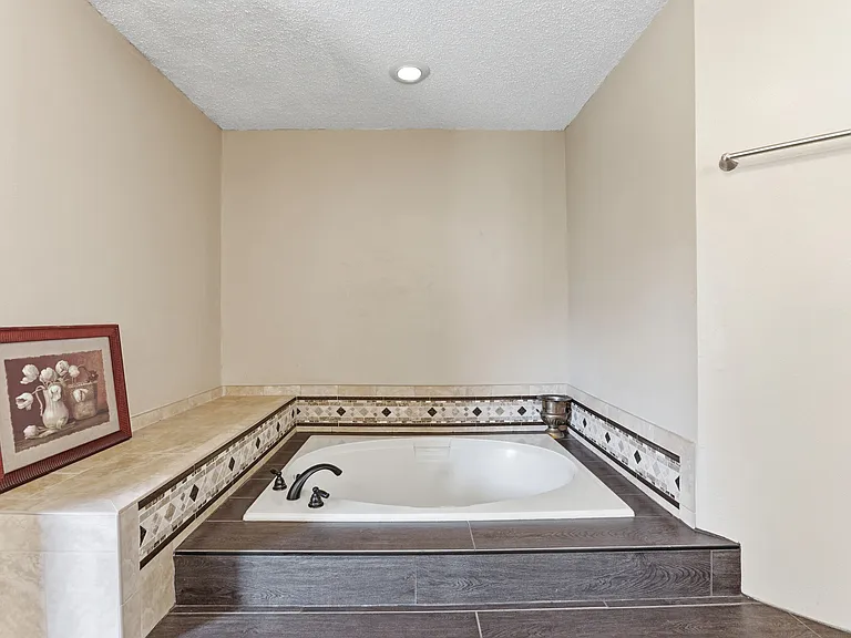 6513 Thoroughbred Loop — Photo 40