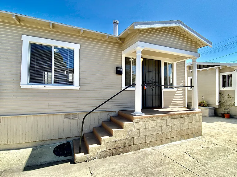 1032 W 1st St #B — Photo 15