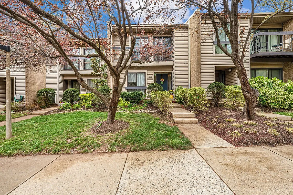 3 bed, 2.5 bath, 1636 sqft, $3,200 — Photo 2