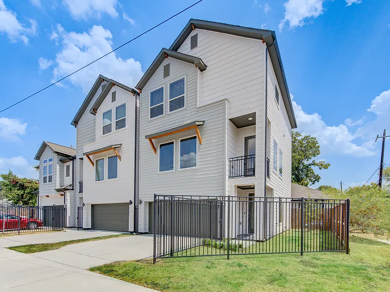2418 Everett St — Photo 2