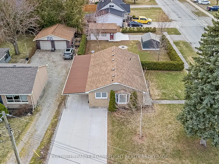 105 Wellington St W — Photo 3