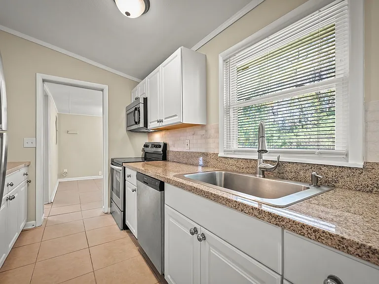 909 Westgate Dr — Photo 11