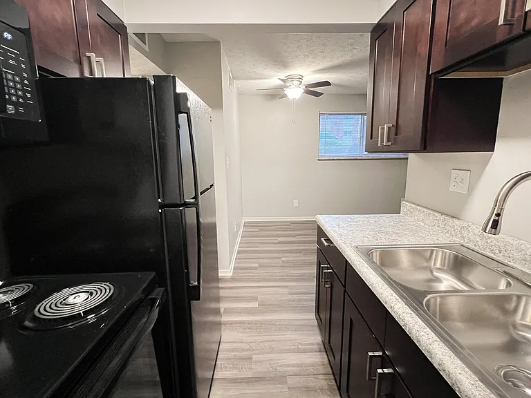Crown Crossing Apartments — Photo 56