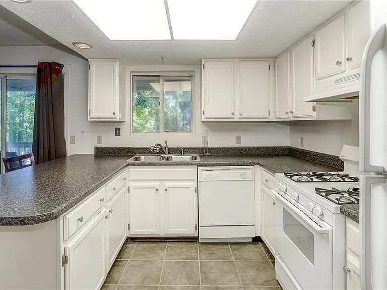 44 Rumson Ct SE — Photo 3