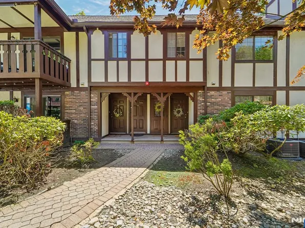 3811 Melville Ct, Mahwah, NJ 07430