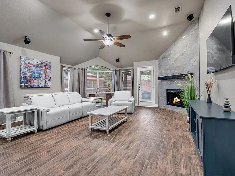 10804 Pineview Ln — Photo 4