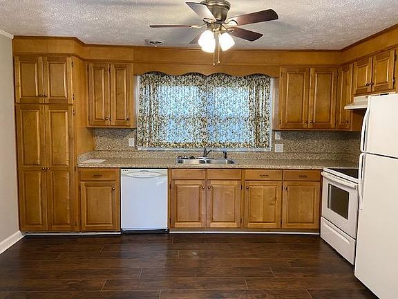 3rd image of 1010 Parkwood Pl