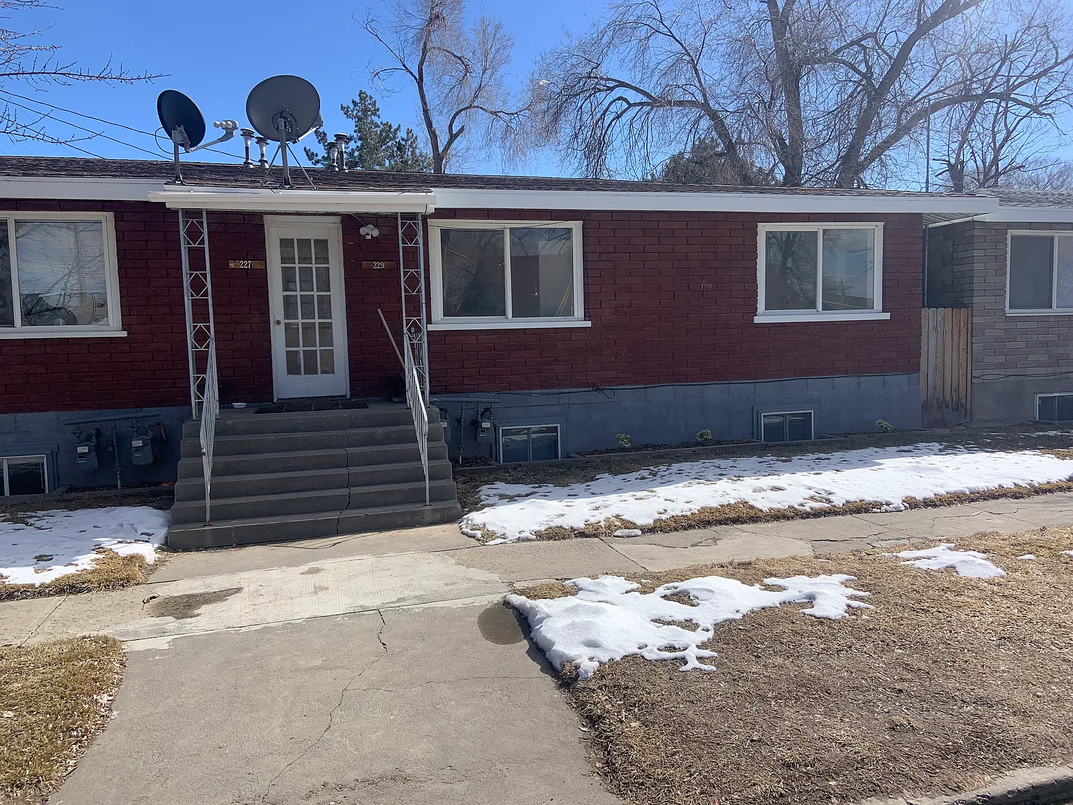 239 Castleford St W — Photo 1