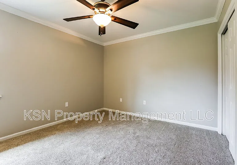 503 W Tietgen St — Photo 9