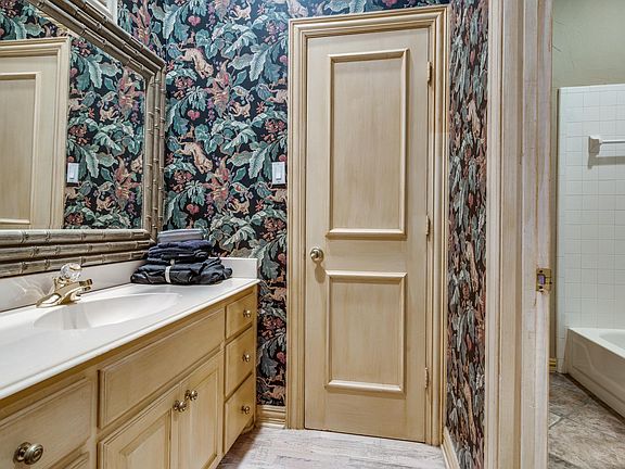 Second sink between bedroom and entertainment room with an extra closest.