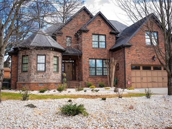 1106 Double Oaks Rd, Greensboro, NC 27410