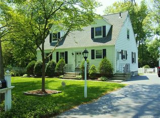 31 Woodridge Ave, Fairfield, CT 06825