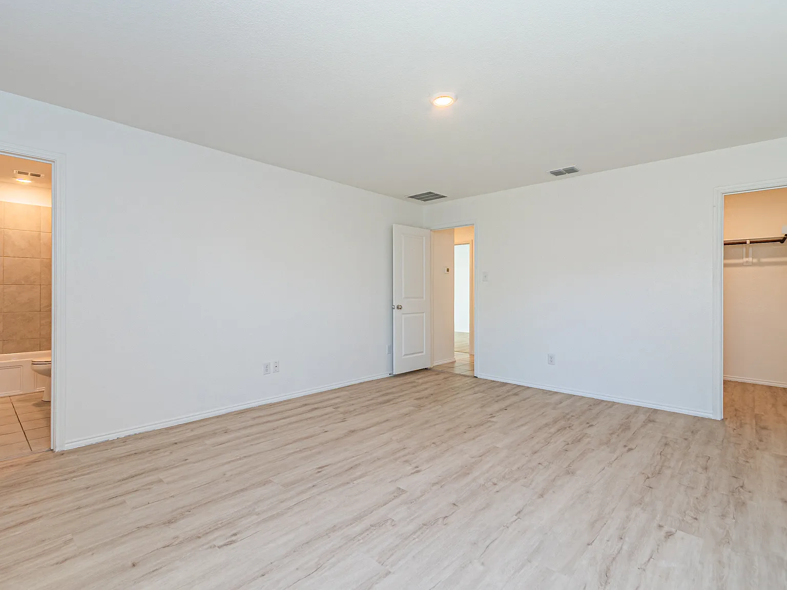 3 bed, 2000 sqft, $2,150 — Photo 2
