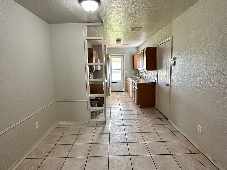 912 Danbury Pl — Photo 10
