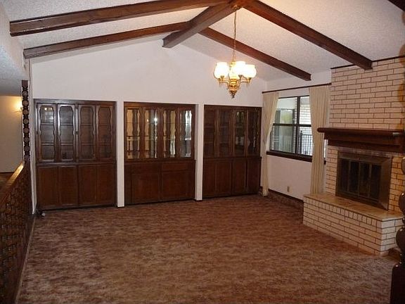 Family room w/fireplace and built-ins