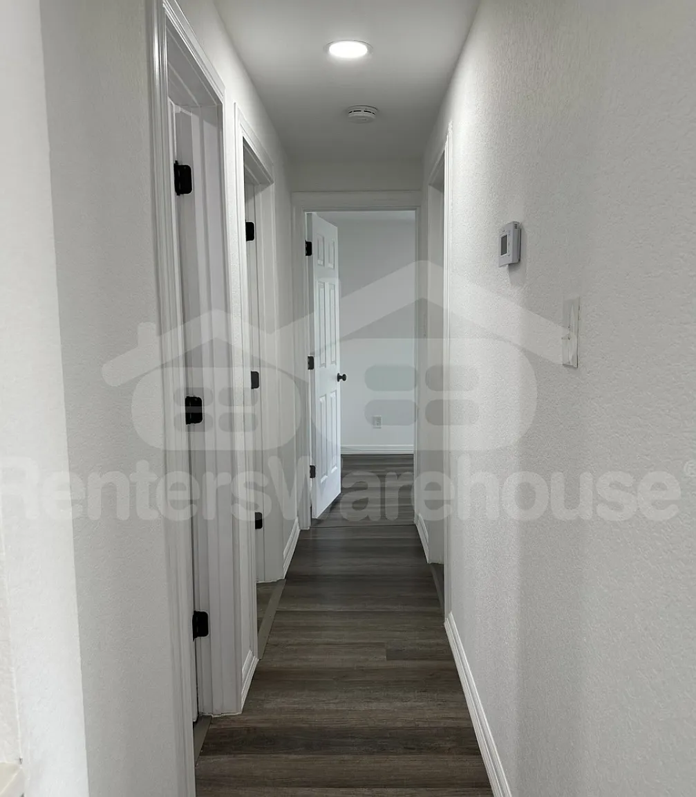 3 bed, 1100 sqft, $1,700 — Photo 3