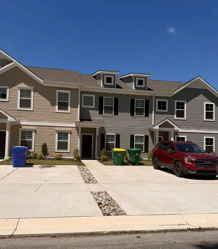 3 bed, 2.5 bath, 1642 sqft, $2,050 — Photo 1