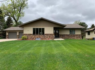 1613 Oakwood Dr, Worthington, MN 56187