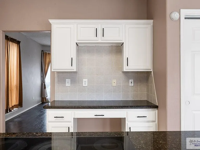 2784 Woodside — Photo 11