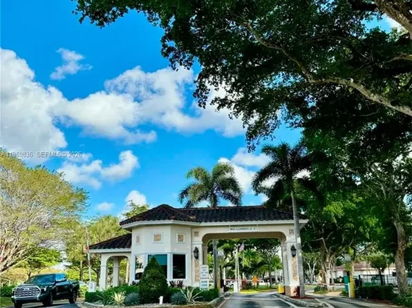 900 Saint Charles Pl APT 316, Pembroke Pines, FL 33026