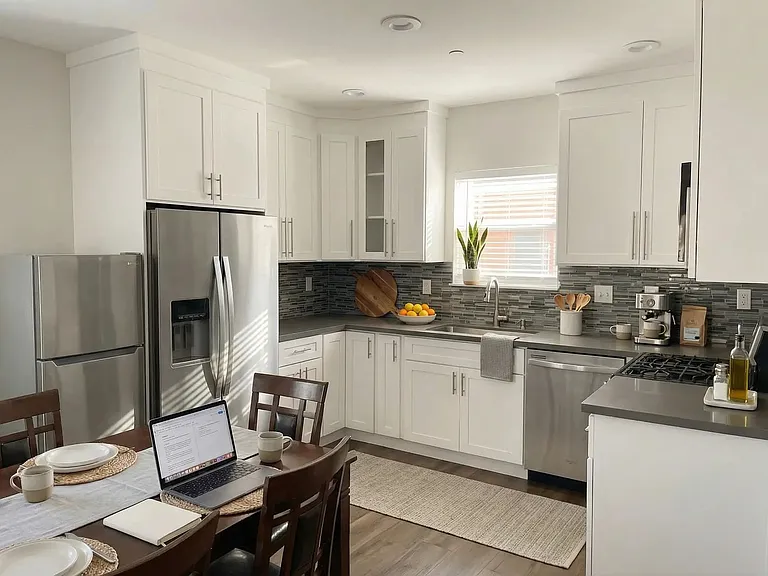 MH 1334 W 37th Pl — Photo 1