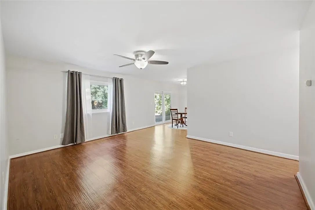 3 bed, 1195 sqft, $2,000 — Photo 2