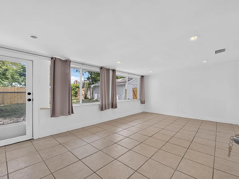 1005 E Flora St — Photo 13