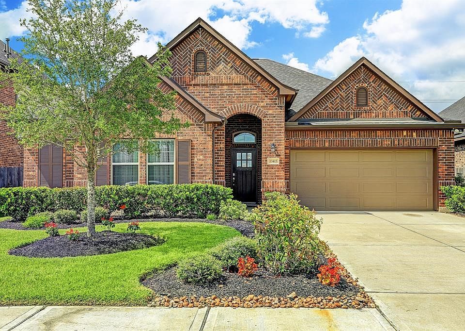 Home with  fabulous curb appeal built by Newmark Homes.