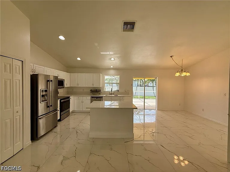 2209 NE 9th Ave — Photo 6
